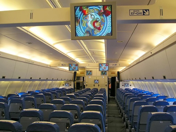  Cabine da classe econômica da aeronave Ilyushin Il-96 da Cubana. 